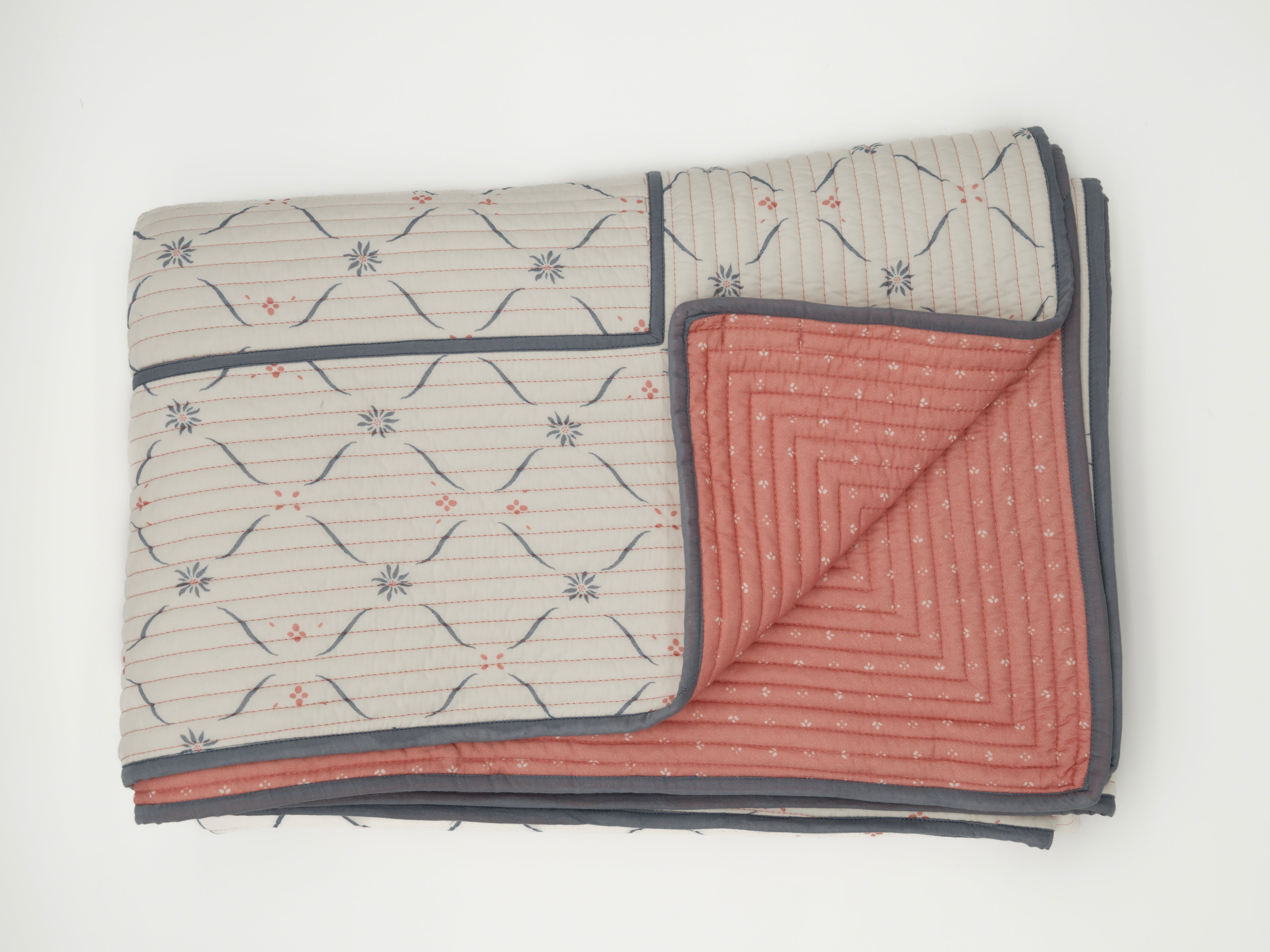 Edelweiss Trellis Quilt - Soft Red